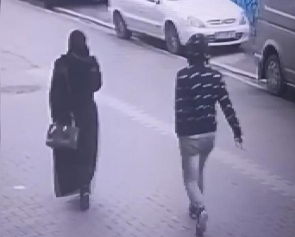 Esenyurt'ta anbean kaydedildi! Telefonla konuşurken kapkaça uğradı - Resim: 1