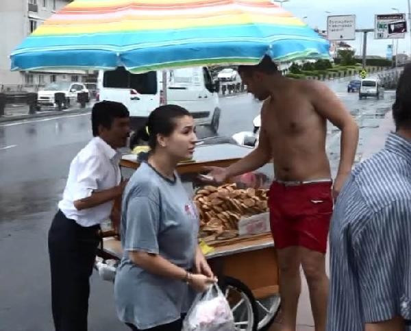 Olay görüntü! Evine yüzerek girdi  - Resim: 3
