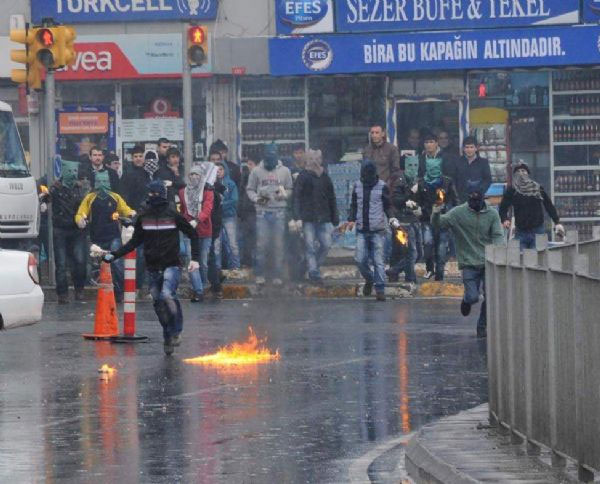 Okmeydanı'nda halk otobüsüne molotof - Resim: 1