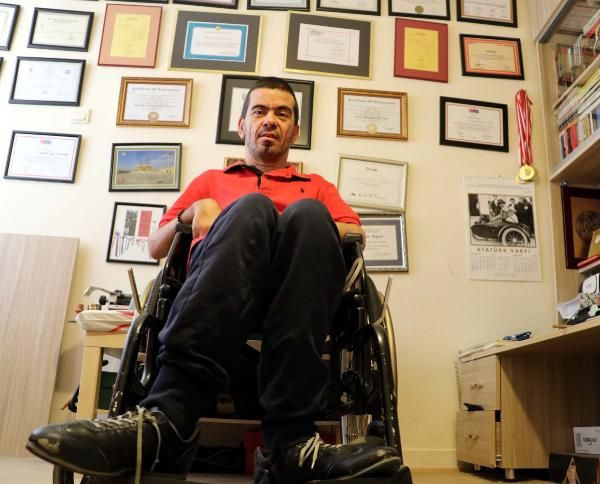 Ağzı ile tuttuğu kalemle üç üniversite bitirdi üç kitap yazdı - Resim: 2