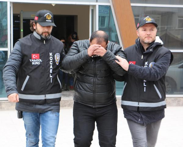 Çocuklarını tırnakçılığa alıştırırken yakalandılar - Resim: 3