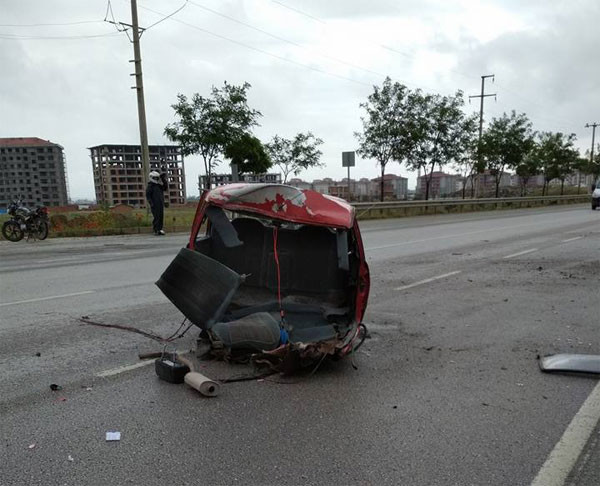 İkiye bölünün otomobilin içinden burnu bile kanamadan çıktı - Resim: 2