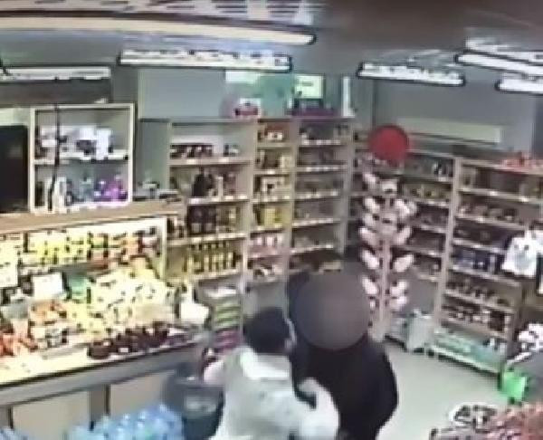 İzmir'de oldu kadın çalışanı taciz etti: Baltayı taşa vurdu! - Resim: 3