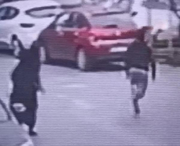 Esenyurt'ta anbean kaydedildi! Telefonla konuşurken kapkaça uğradı - Resim: 4