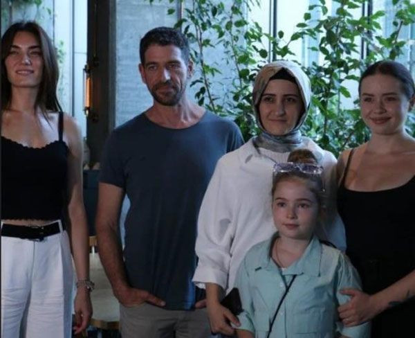 Yağmur Ün'ün bebek haberi sette kriz çıkardı! Cemal Hünal oynamam deyince, filmden çıkarıldı - Resim: 1