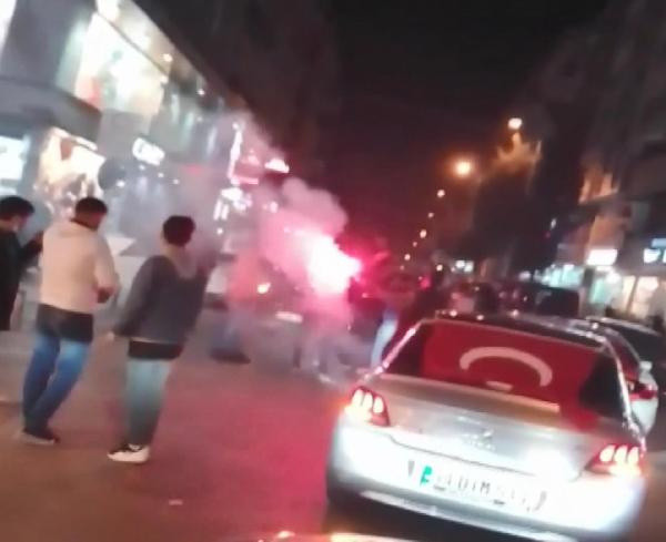 Bağcılar'dan pes dedirten görüntü! Yasağa rağmen asker eğlencesi yaptılar - Resim: 0