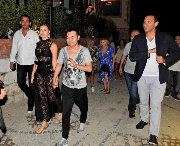 Serdar Ortaç'ın eşi geceye damga vurdu! Olay kıyafet - Resim: 2