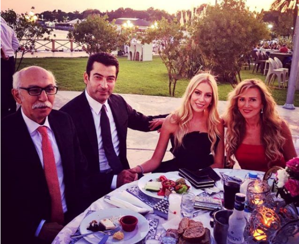 Sinem Kobal'ın göğüs dekolteli paylaşımı ortalığı yıktı geçti... - Resim: 1