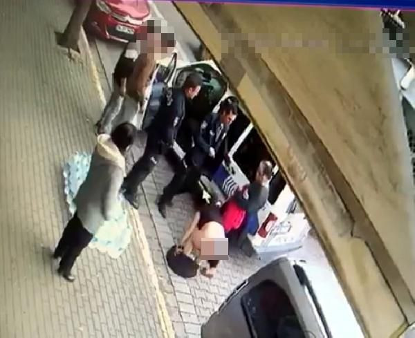 Para çalmakla suçlanınca sokak ortasında soyundu! Vatandaş şoke oldu - Resim: 2