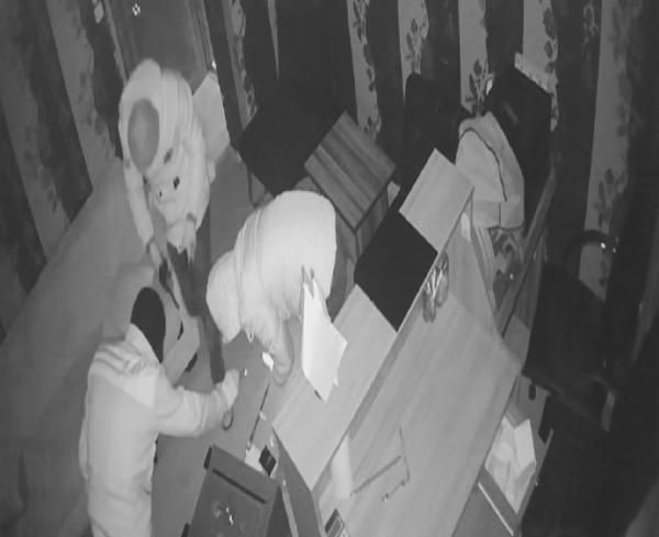 2'inci kattan düşen, tuvalet penceresinden kaçmaya çalışan hırsızlık şüphelileri kamerada - Resim: 4