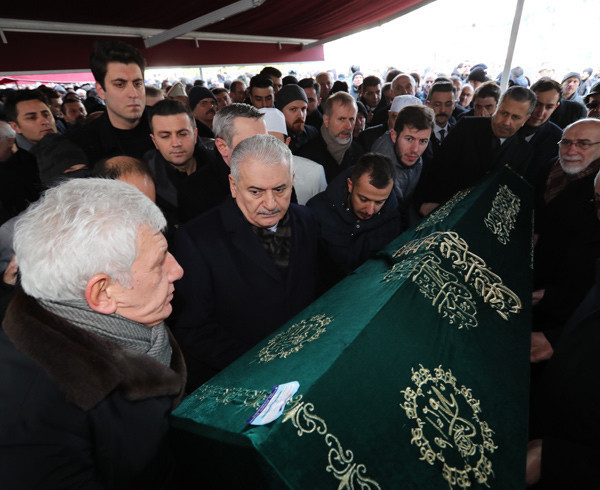 Binali Yıldırım Cumhurbaşkanı Erdoğan'ın dayısının tabutuna omuz verdi - Resim: 2