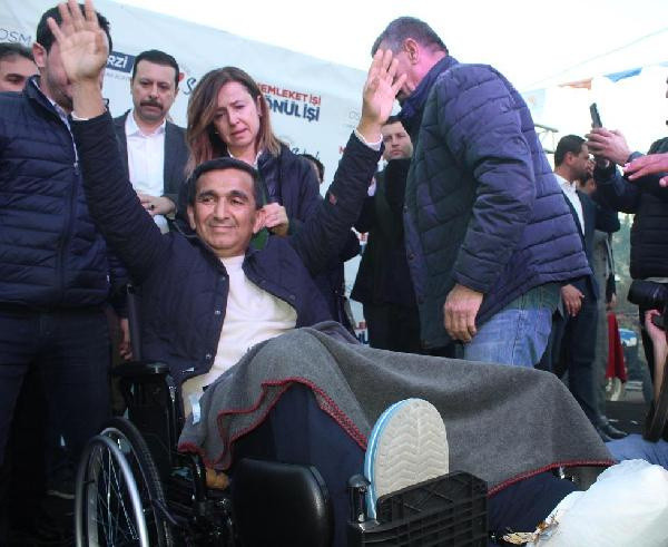 AK Parti'li aday, alçılı ayakla tekerlekli sandalyede miting yaptı - Resim: 1