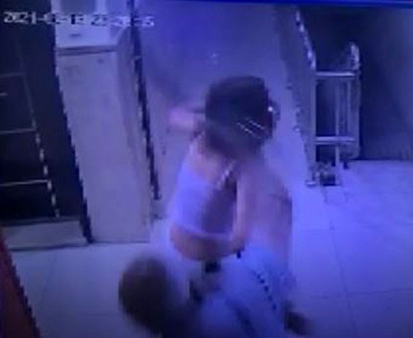 Gaziantep'te 'arabasının alarmı öttü' diye 13 yaşındaki kızı kemerle dövdü - Resim: 0