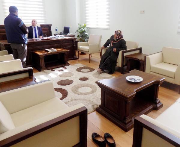 Makama ayakkabısız girmişti! İsteği yerine getirildi - Resim: 1