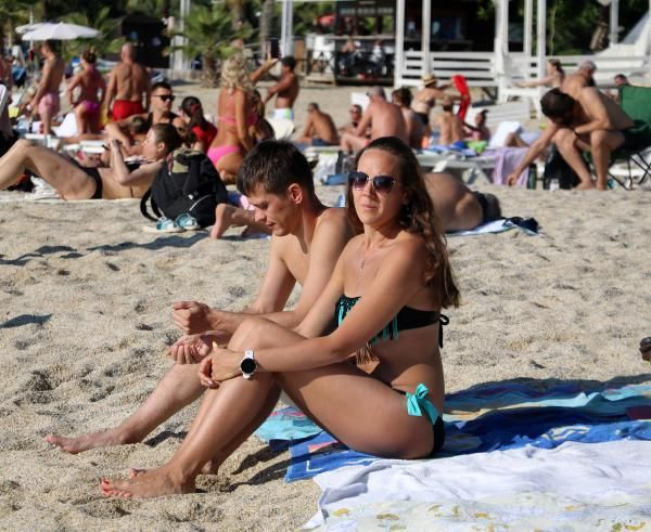 Muğla ve Antalya'da kısıtlama bitti! Virüse aldırış etmeden plajlara akın ettiler - Resim: 1