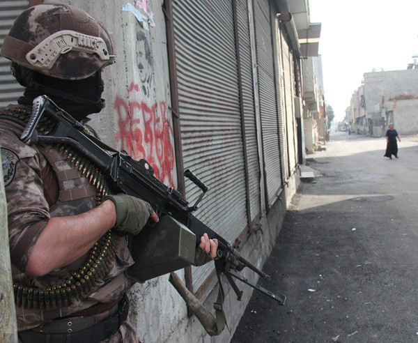 Polis duvarda Öcalan posterini görünce... - Resim: 1