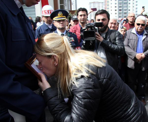 Fotoğrafı öpüp haykırdı: O köpekleri sevindirmeyeceğiz - Resim: 2