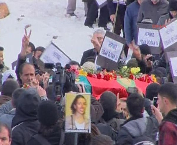 3 kadın PKK'lının cenazesi toprağa veriliyor - Resim: 1