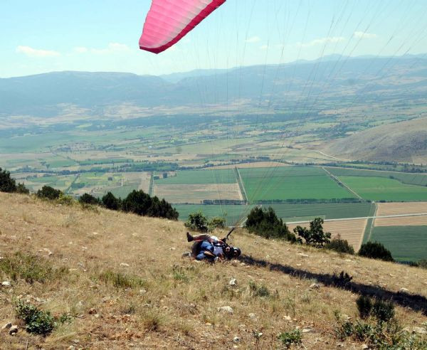 Vali yerlerde sürüklendi - Resim: 1