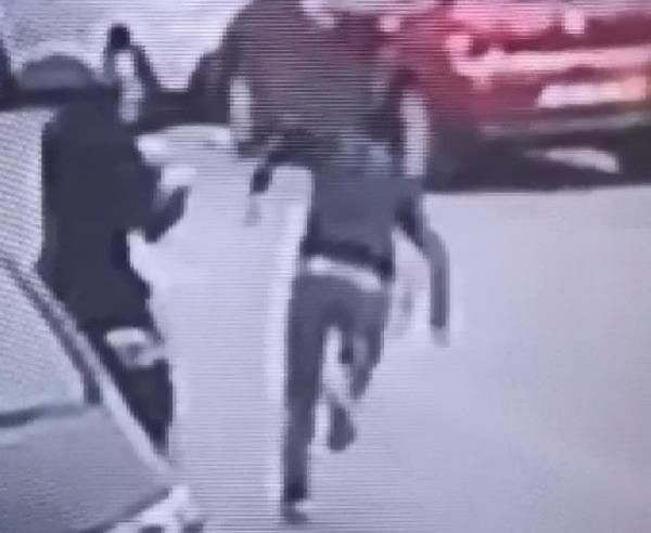 Esenyurt'ta anbean kaydedildi! Telefonla konuşurken kapkaça uğradı - Resim: 3