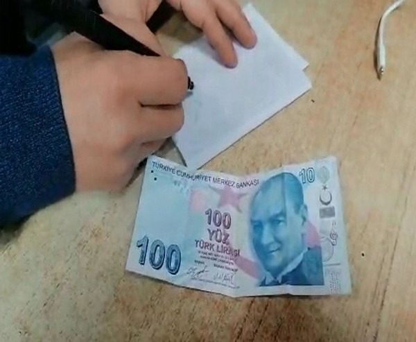 Bursa'da 100 TL'deki hatayı görenler şaşkına döndü! Bu parayı insanlar görmeye geliyor - Resim: 0