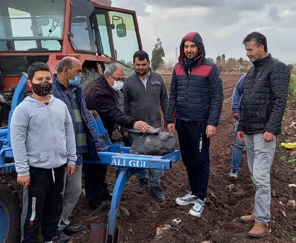 'İlk defa gördüm' dedi! Adana'da tarlada buldu şaşkına döndü  ışık saçıyor - Resim: 1