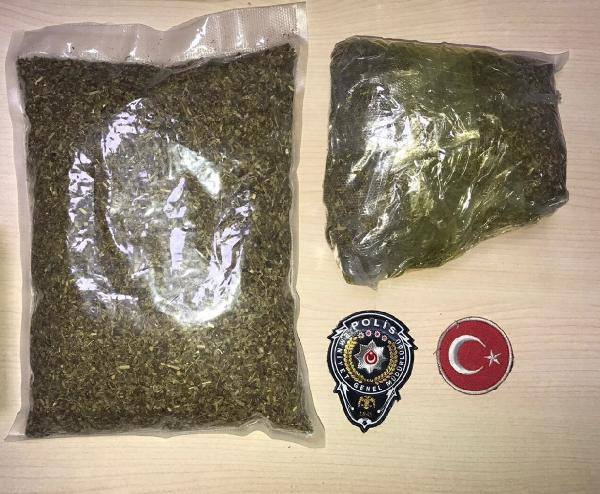 'Hamileyim' deyip kandırmaya çalıştı! İzmir'de kadının karnından çıkanlar pes dedirtti - Resim: 0