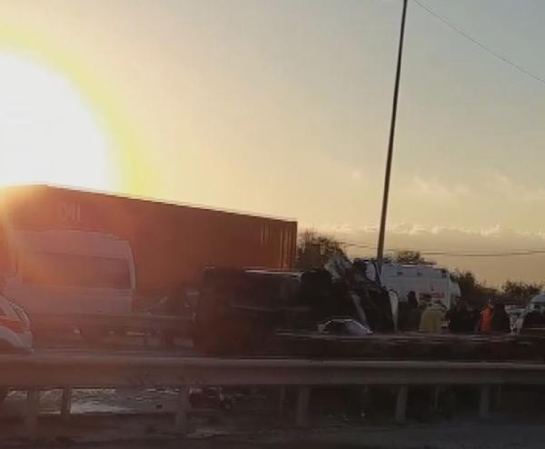 Beylikdüzü'nde TIR'a arkadan çarpan servis minibüsü devrildi: 8 yaralı - Resim: 0