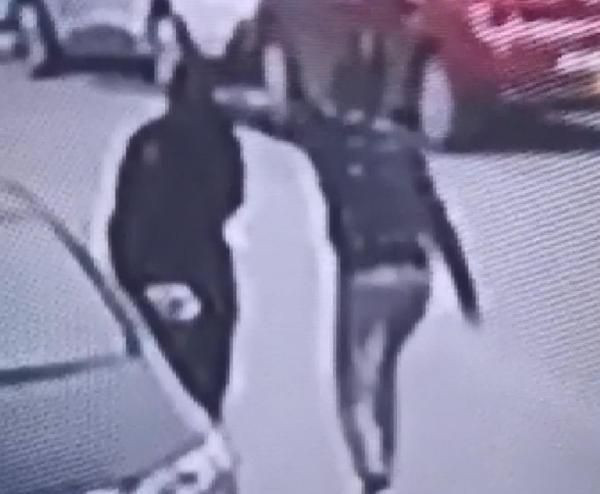 Esenyurt'ta anbean kaydedildi! Telefonla konuşurken kapkaça uğradı - Resim: 2