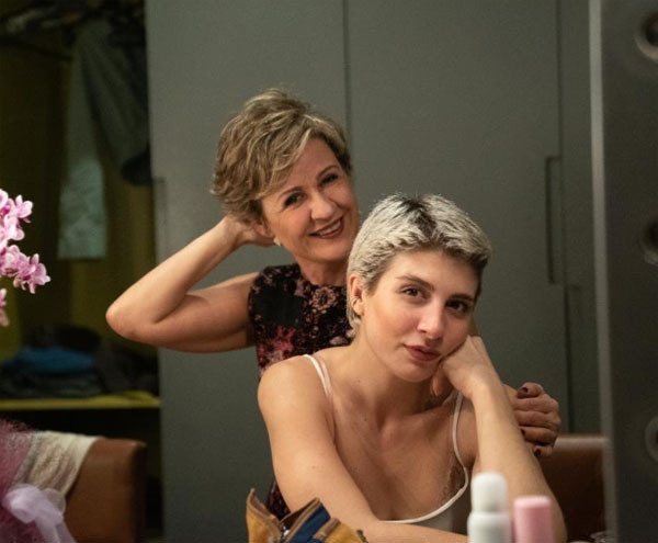 Kırgın Çiçekler'in yıldızı Naz Çağla Irmak'ın kendisi gibi oyuncu annesi Hülya Gülşen'den sevenlerini korkutan haber... - Resim: 0