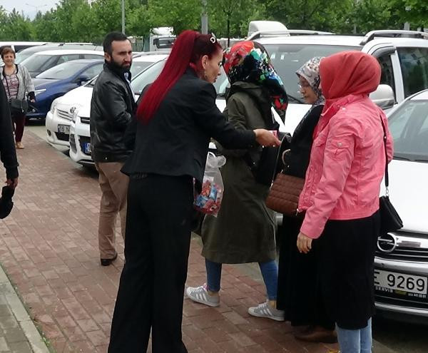 Yok böyle bir boşanma davası! Adliye önünde davul çaldırdı - Resim: 3