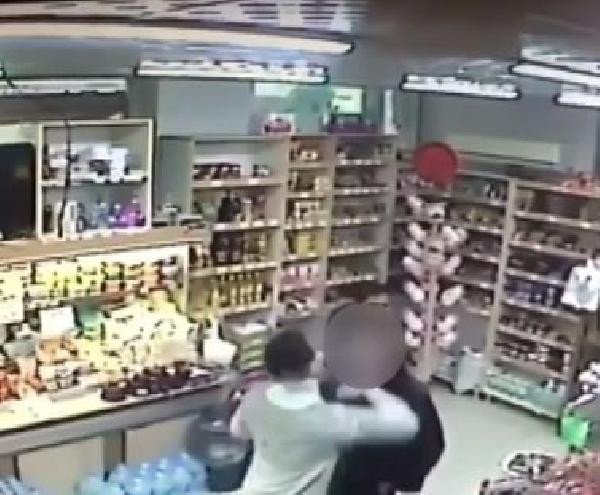 İzmir'de oldu kadın çalışanı taciz etti: Baltayı taşa vurdu! - Resim: 4