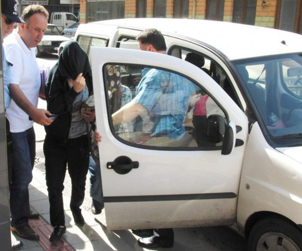 Polis memurunun iğrençliğine bakın hem annesiyle hem kızıyla... - Resim: 4