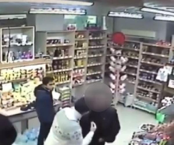 İzmir'de oldu kadın çalışanı taciz etti: Baltayı taşa vurdu! - Resim: 2