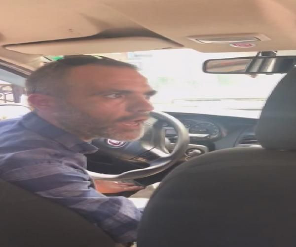 Müşteriyi araçtan indirmek isteyen taksici meslekten men edildi - Resim: 0