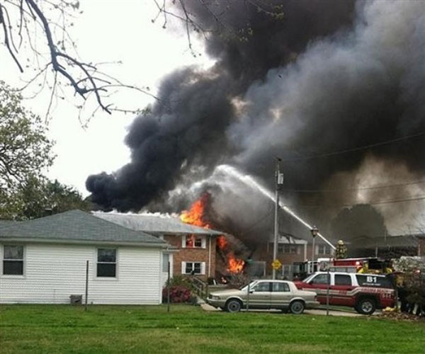 Savaş uçağı evlerin üzerine çakıldı! - Resim: 1