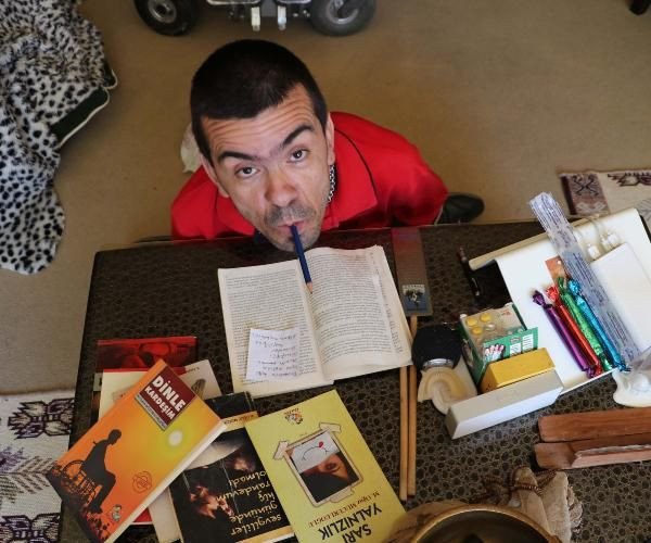 Ağzı ile tuttuğu kalemle üç üniversite bitirdi üç kitap yazdı - Resim: 3