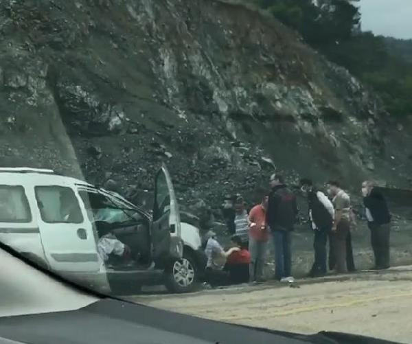 Bursa'da kamyonet ve otomobil kafa kafaya çarpıştı: Ölü ve yaralılar var - Resim: 1