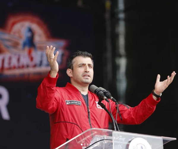 Manga grubunun solistinden büyük jest! Ferman Akgül, Hürkuş'a şarkı yazdı, sosyal medyada dinlenme rekorları kırdı - Resim: 2