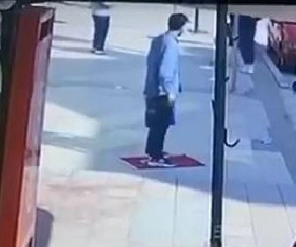 Bursa'da büyük terbiyesizlik! Suriye uyruklu kişi Türk bayrağını yere serip üzerine bastı gözaltına alındı - Resim: 1