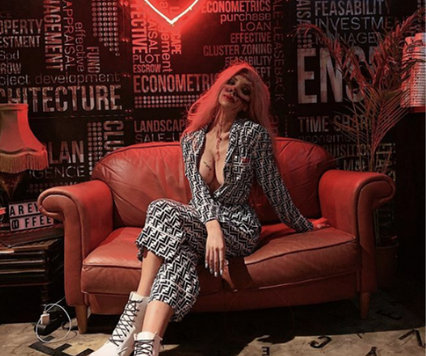 damla ekmekçioğlu'nun mini elbiseli fotoğrafı sosyal medyayı salladı! 