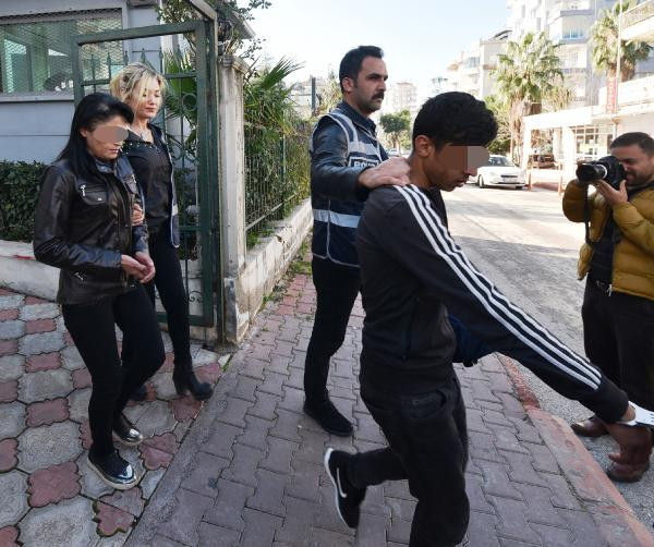 Canlı yayında dehşet! Kızı eve çağırıp ailece tekme tokat giriştiler - Resim: 4