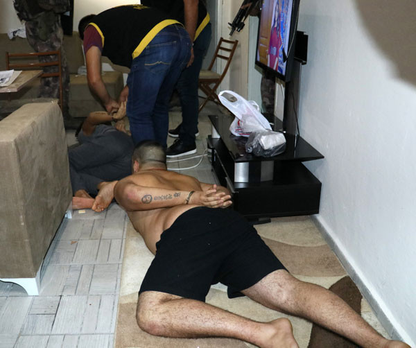 Çete lideri 4 kadınla yatakta basıldı!  - Resim: 1