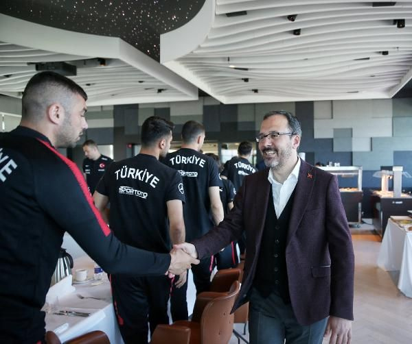 Muharrem Kasapoğlu Şenol Güneş'e elleriyle baklava yedirdi - Resim: 4