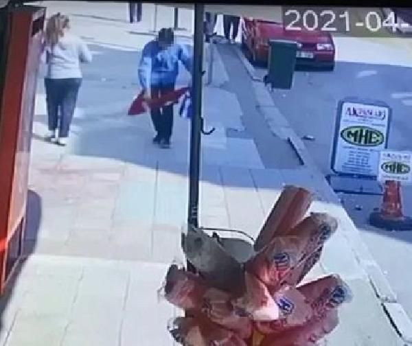 Bursa'da büyük terbiyesizlik! Suriye uyruklu kişi Türk bayrağını yere serip üzerine bastı gözaltına alındı - Resim: 2