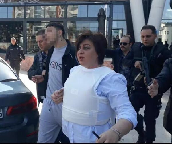 İzmir'de bir kişi silahla AVM'ye daldı! Silah sesleri gelirken AVM boşaltıldı - Resim: 1