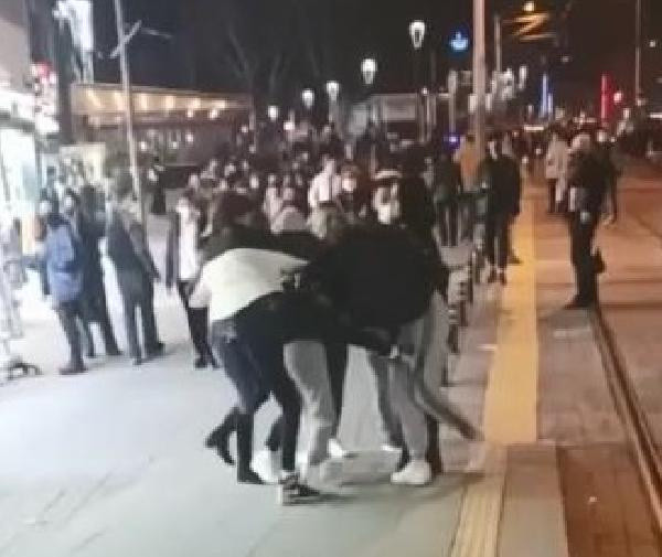 Bursa'da sosyal medyada tartışan kızlar meydanda kavga etti - Resim: 0