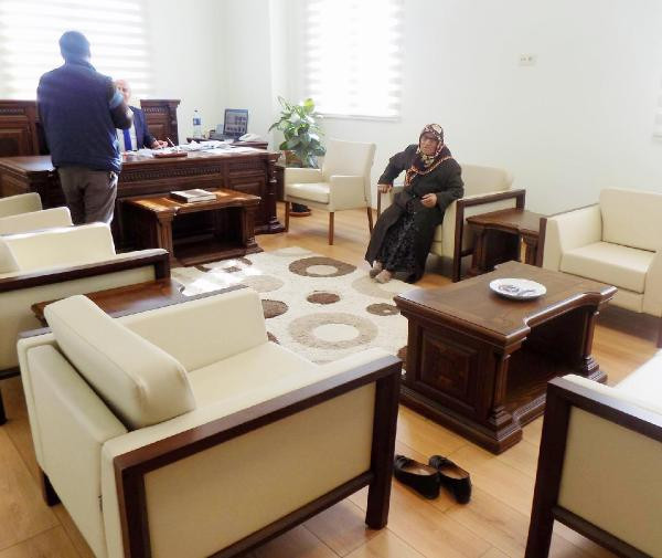 Makama ayakkabısız girmişti! İsteği yerine getirildi - Resim: 2