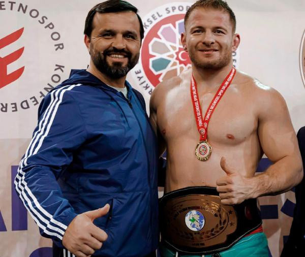 Sahte belgeyle antrenör oldu, Kırkpınar'a 2 kez başpehlivan çıkardı - Resim: 0