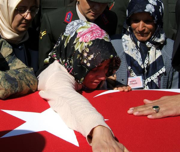 Şehit cenazesinde kız kardeşin feryadı yürek burktu! - Resim: 1